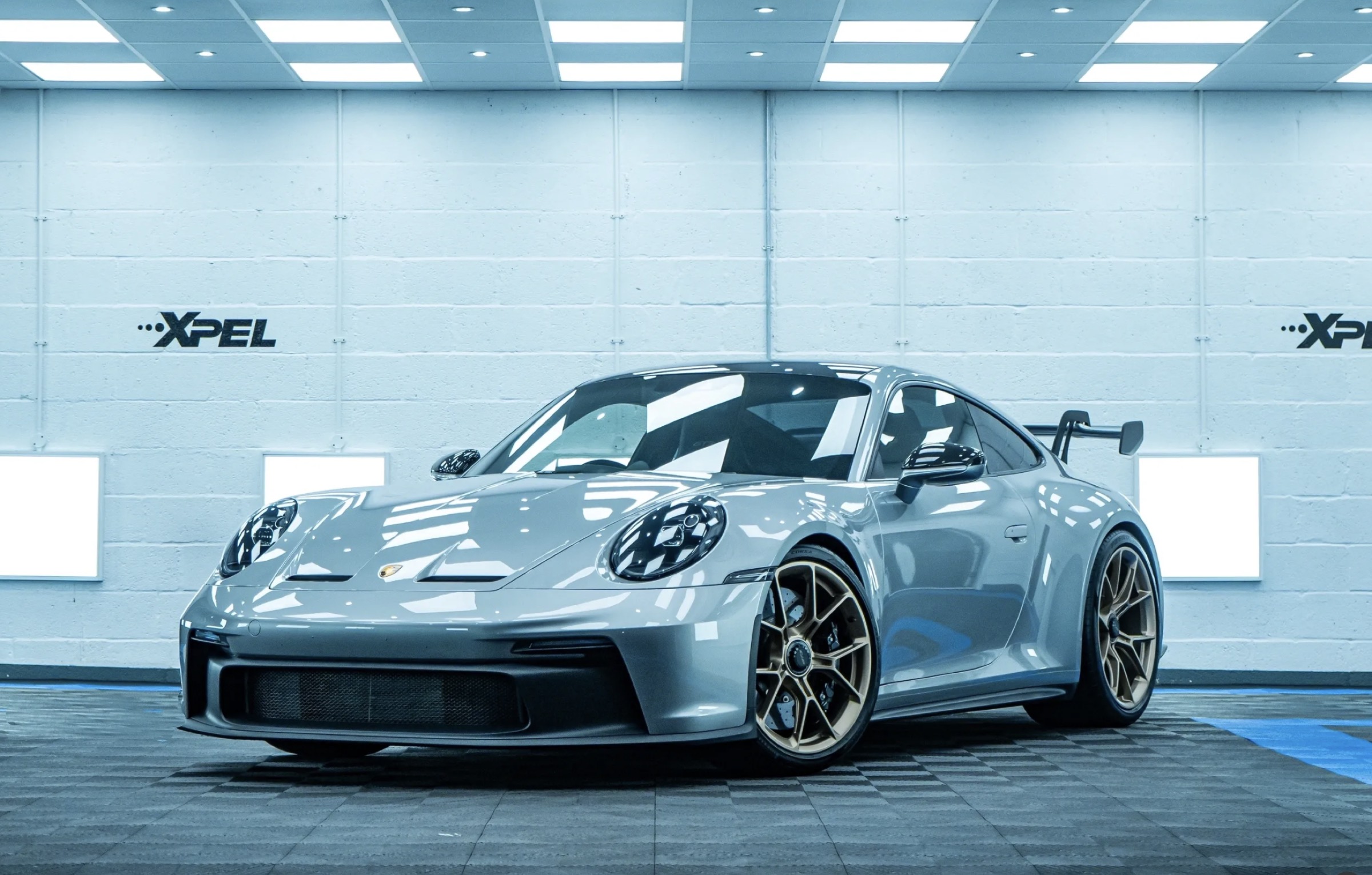 Silberner Porsche 911 GT3 im POLEWORKS-Atelier