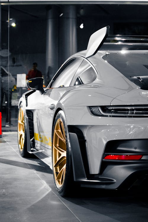 Porsche GT3 RS mit goldenen Rädern im Showroom