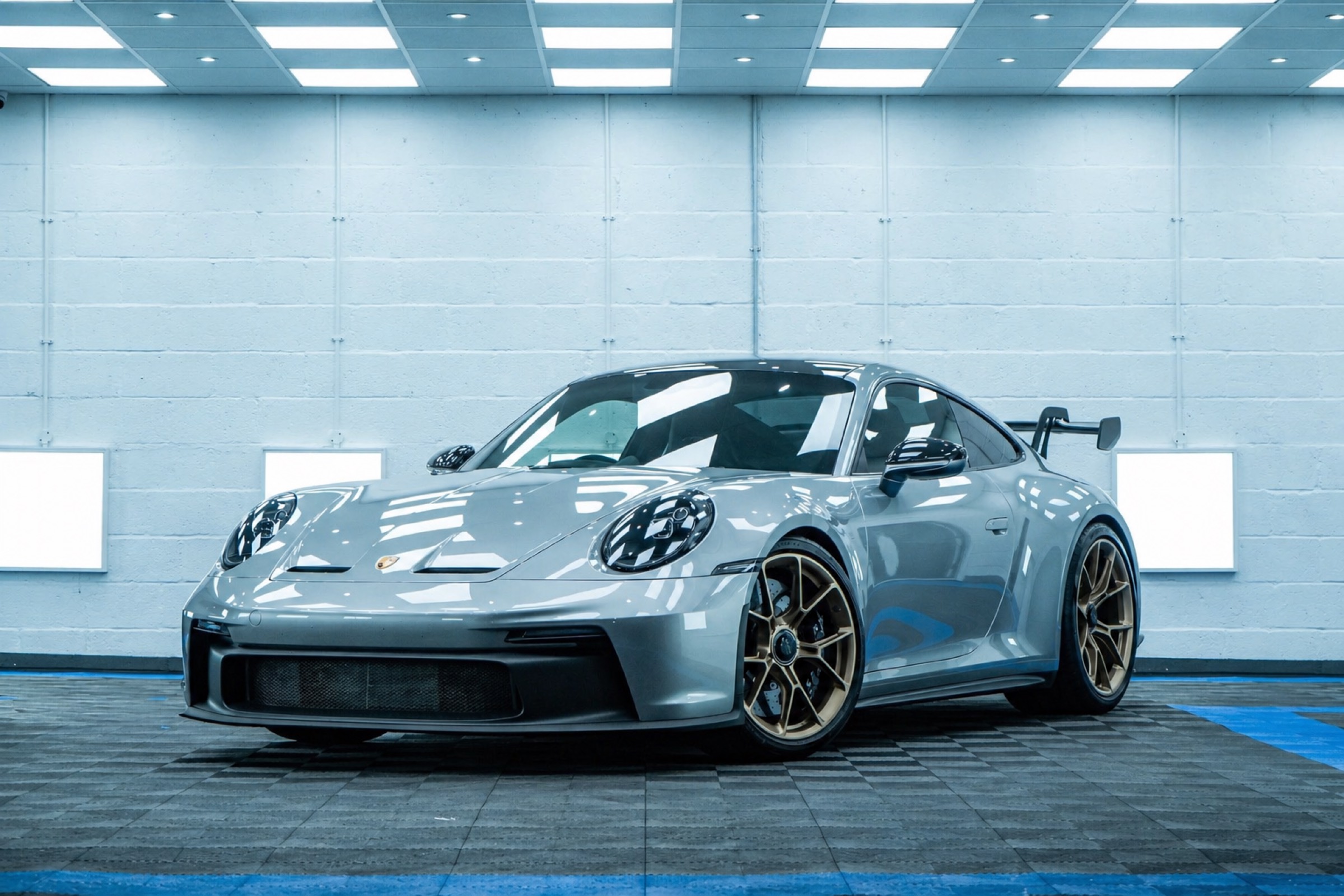 Silberner Porsche GT3 im Atelier